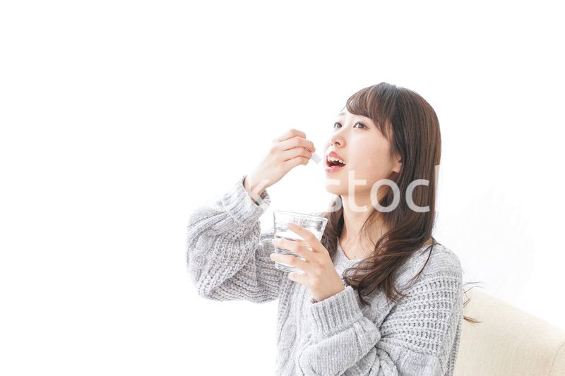 粉薬を服用する女性