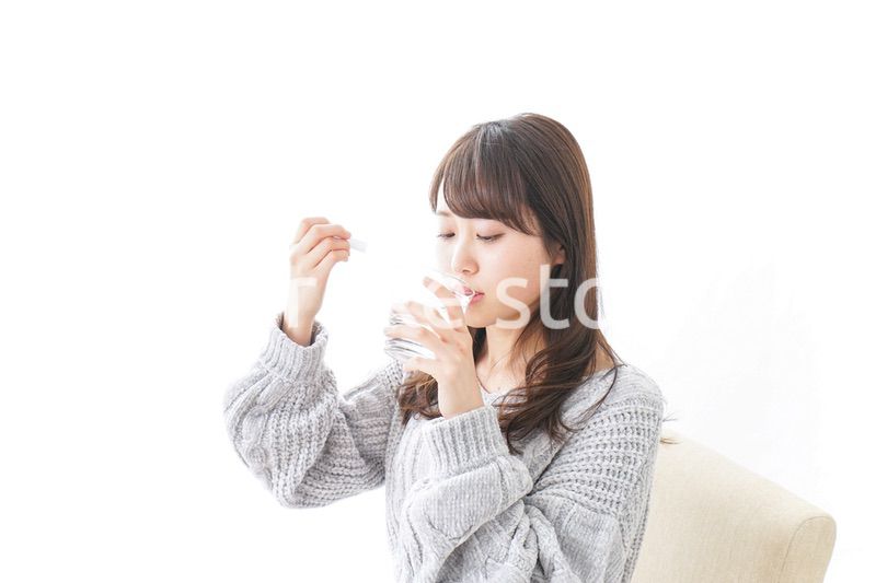 粉薬を服用する女性