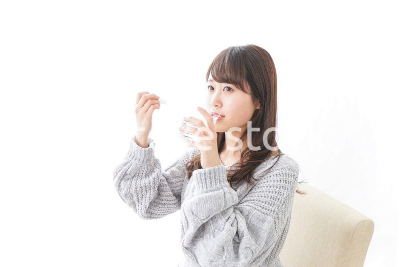 粉薬を服用する女性