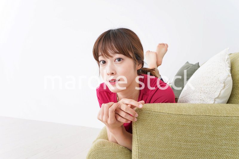 自宅でくつろぐ女性