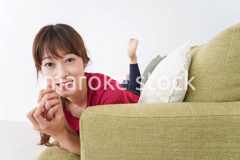 自宅でくつろぐ女性