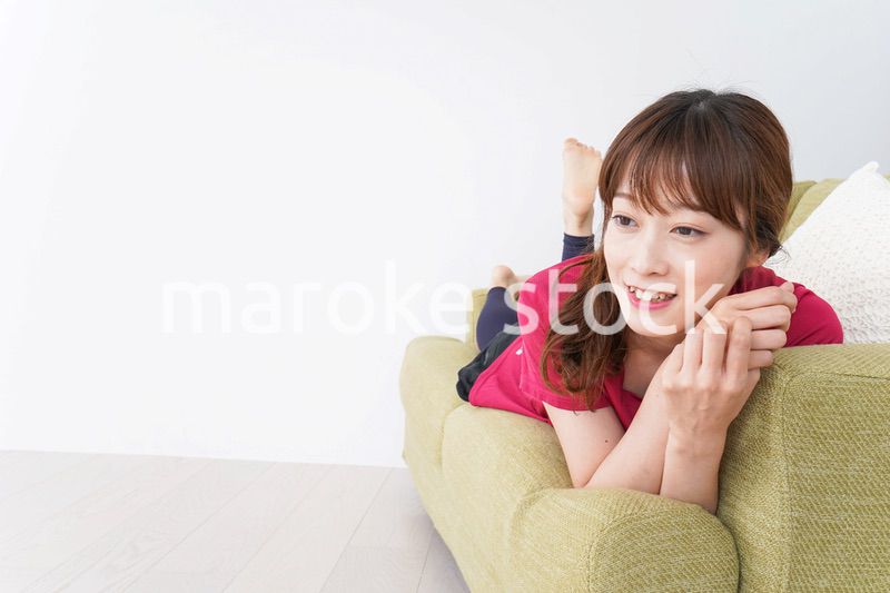 自宅でくつろぐ女性
