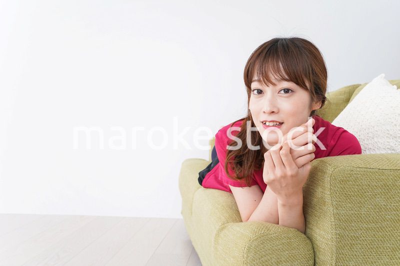 自宅でくつろぐ女性