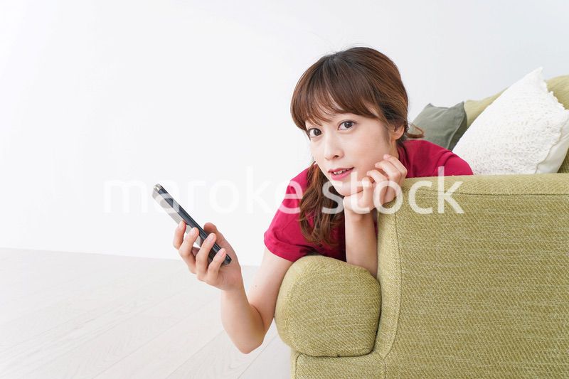 自宅でくつろぐ女性