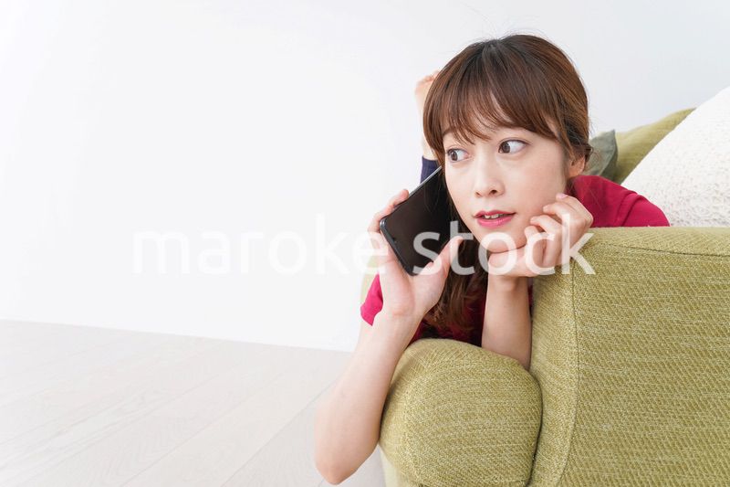 自宅でくつろぐ女性