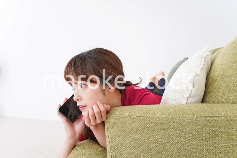 自宅でくつろぐ女性