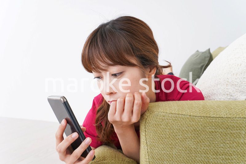 自宅でくつろぐ女性