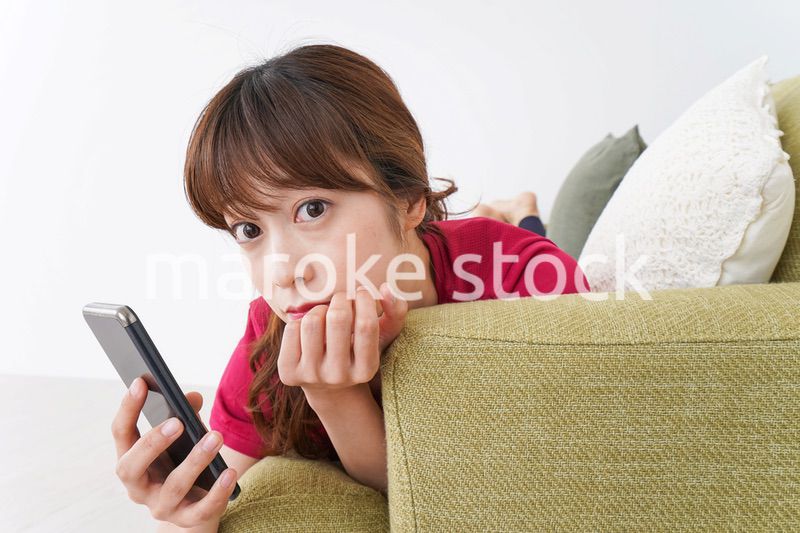 自宅でくつろぐ女性