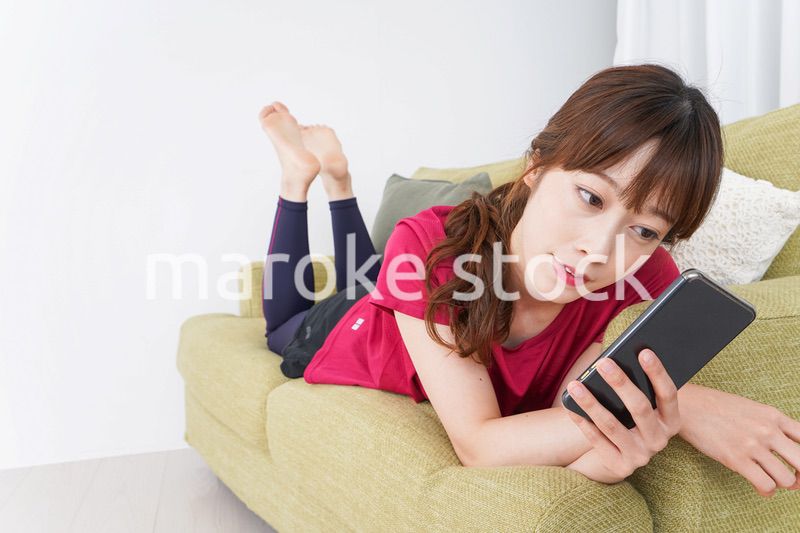 自宅でくつろぐ女性