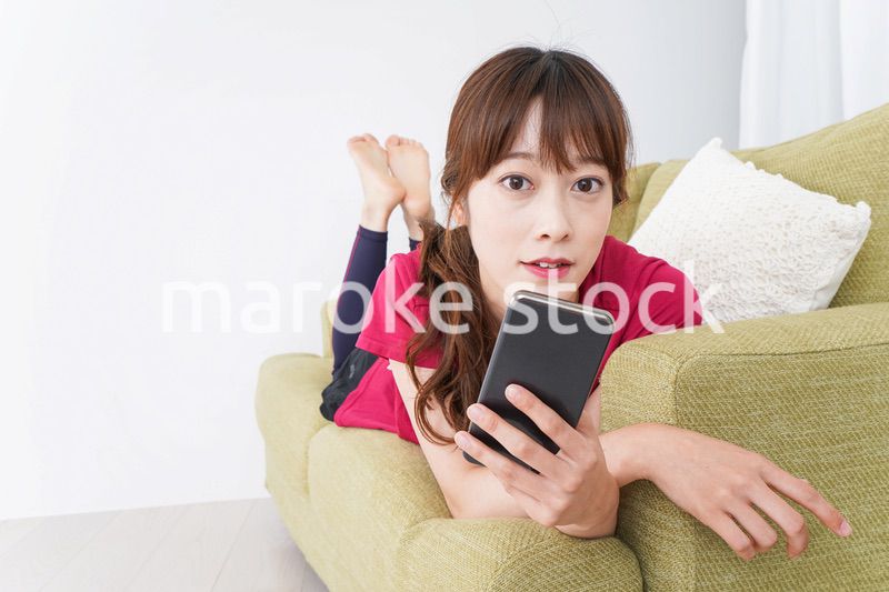 自宅でくつろぐ女性