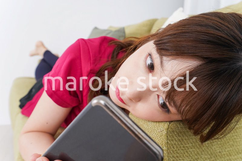 自宅でくつろぐ女性