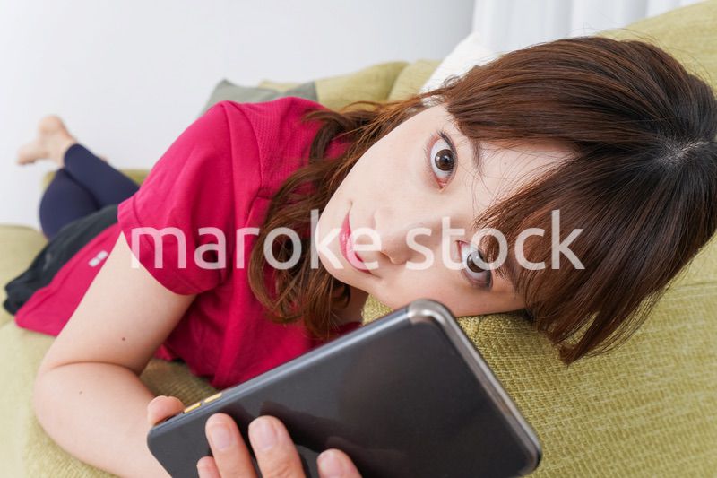 自宅でくつろぐ女性