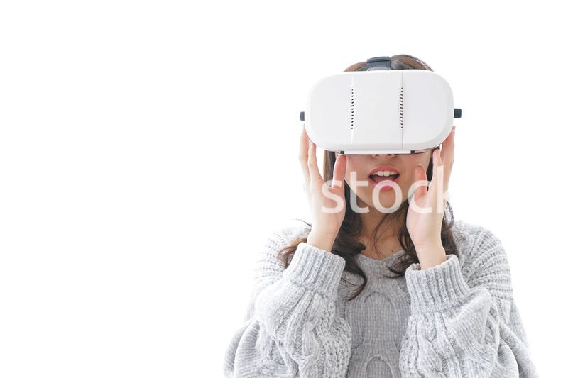 VRの体験をする女性