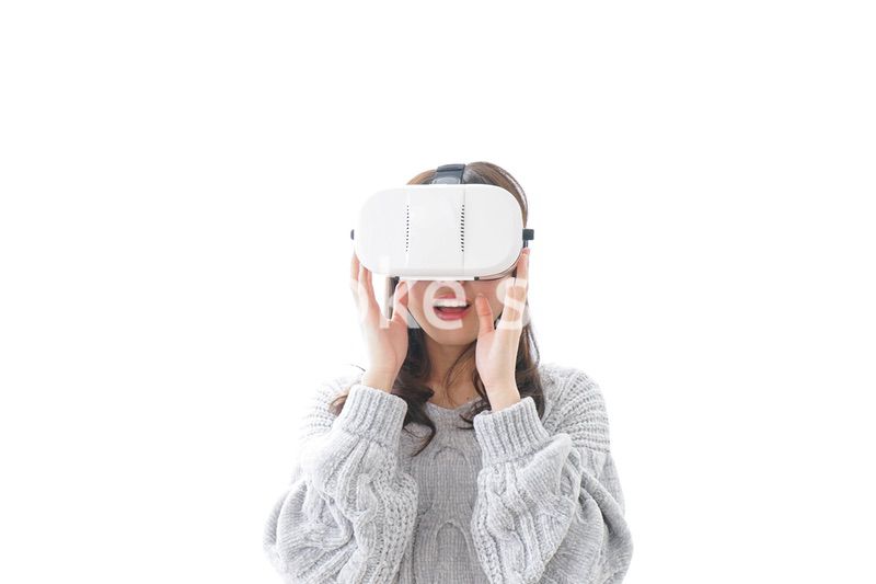 VRの体験をする女性