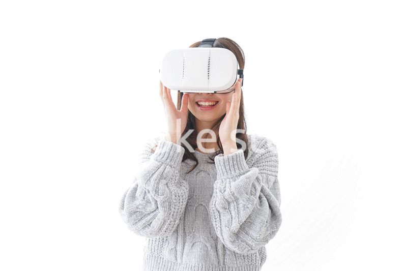 VRの体験をする女性