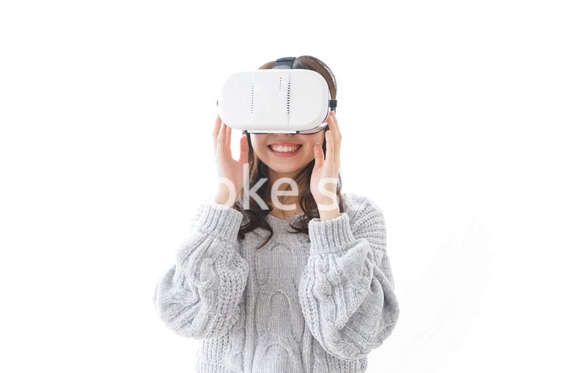 VRの体験をする女性