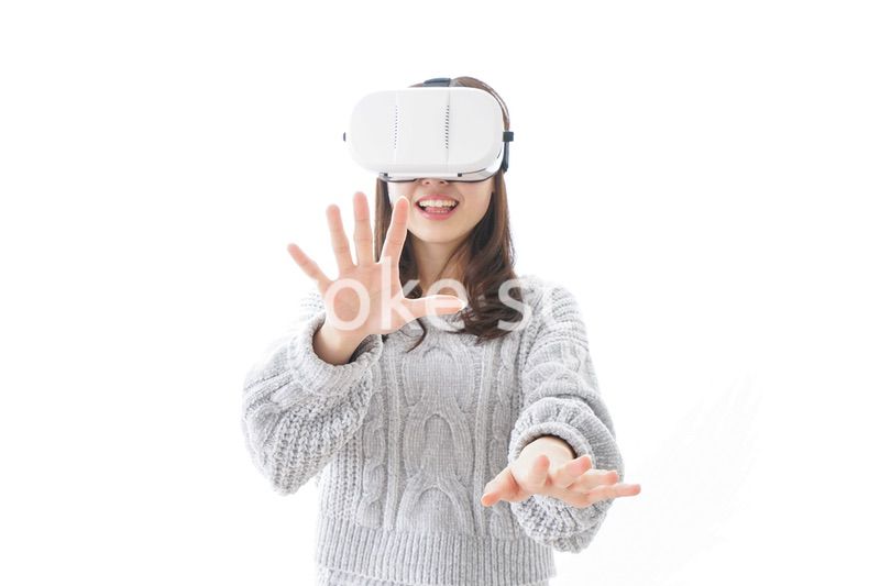 VRの体験をする女性