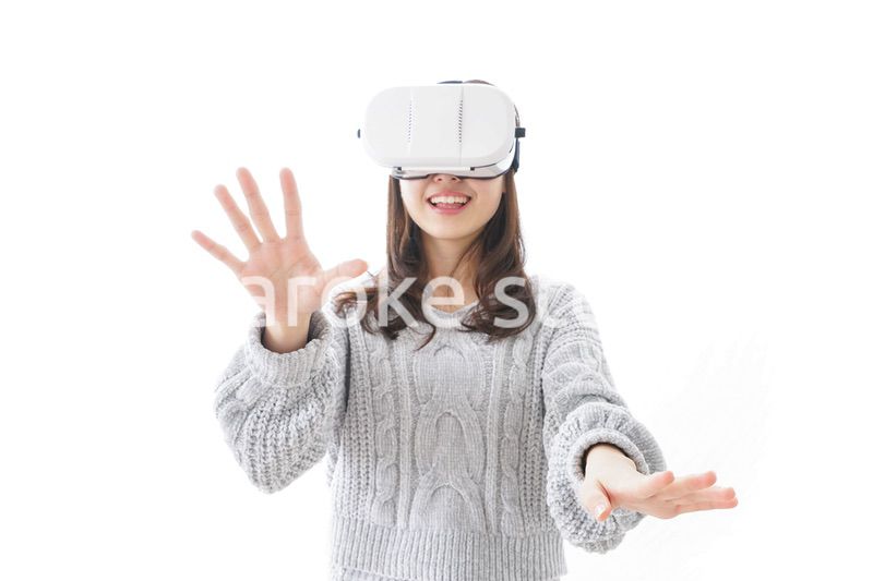VRの体験をする女性