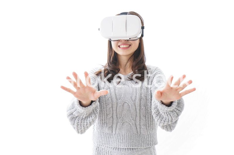 VRの体験をする女性