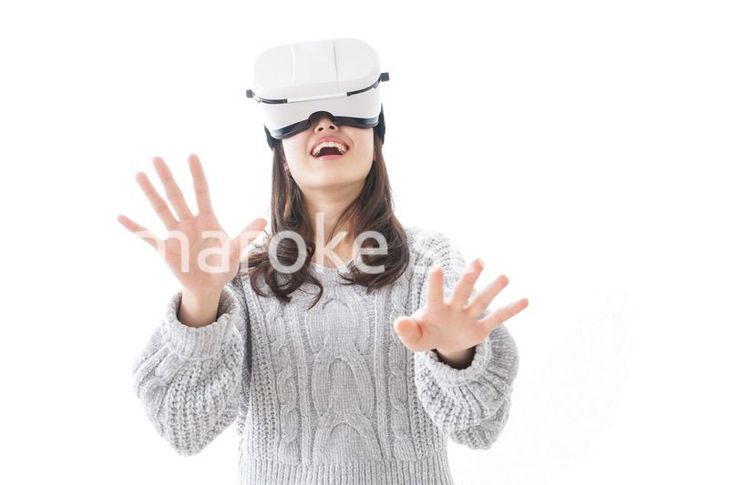 VRの体験をする女性
