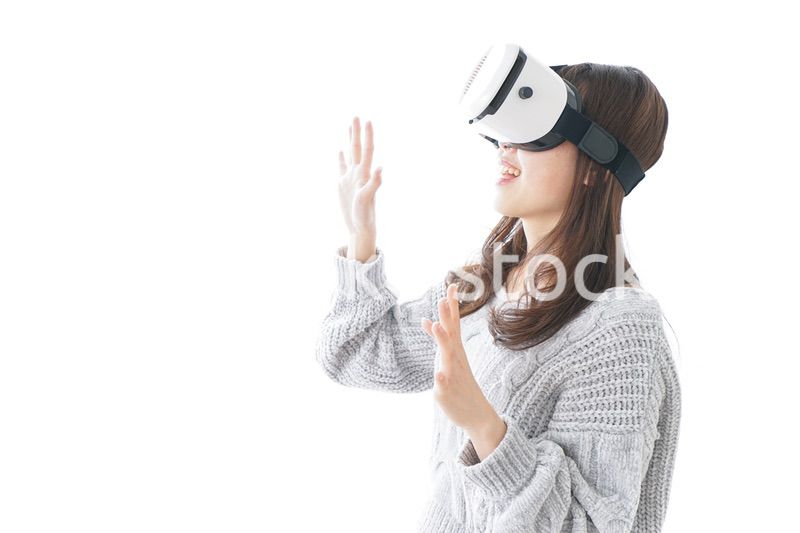 VRの体験をする女性