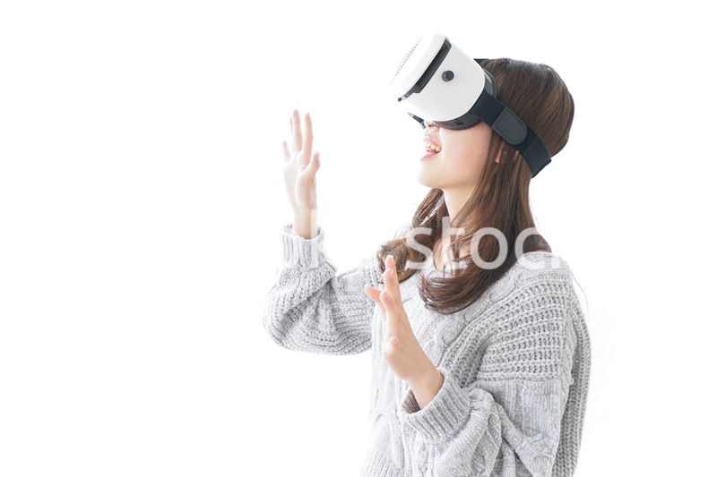 VRの体験をする女性