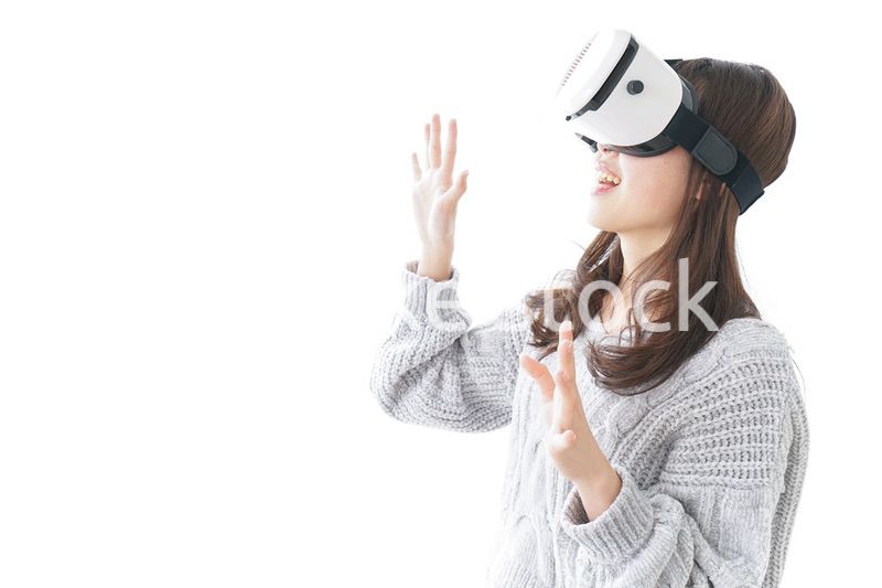 VRの体験をする女性