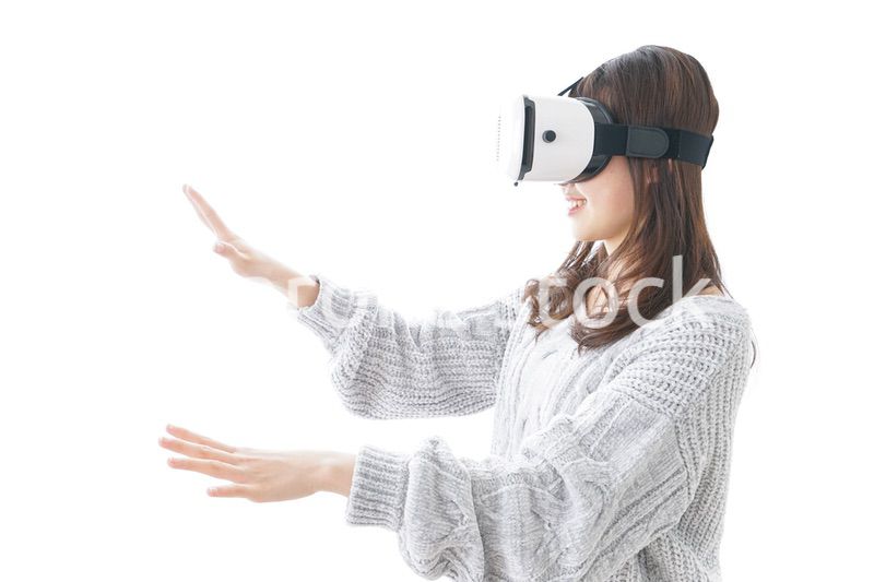 VRの体験をする女性