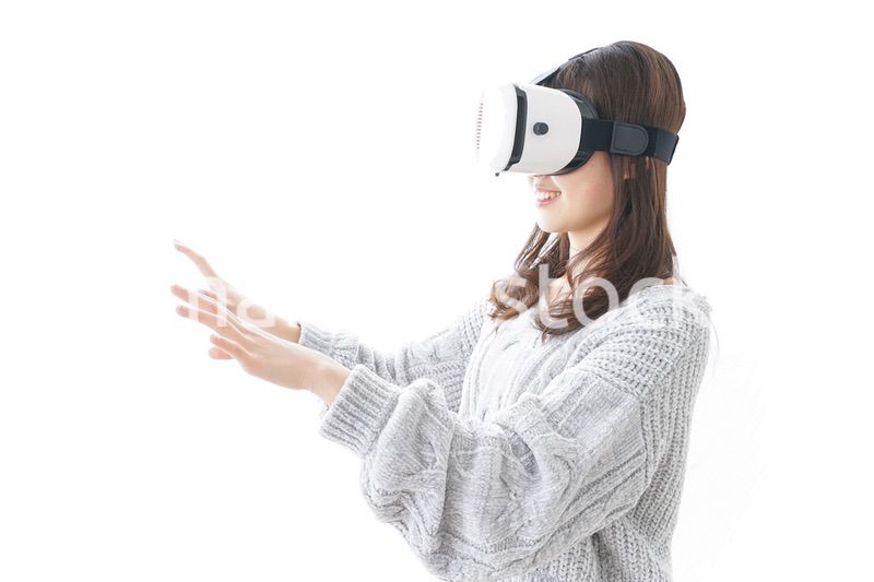 VRの体験をする女性