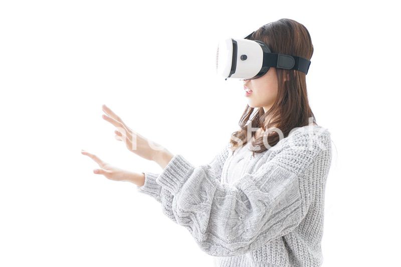 VRの体験をする女性