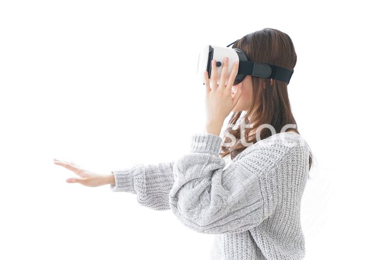 VRの体験をする女性