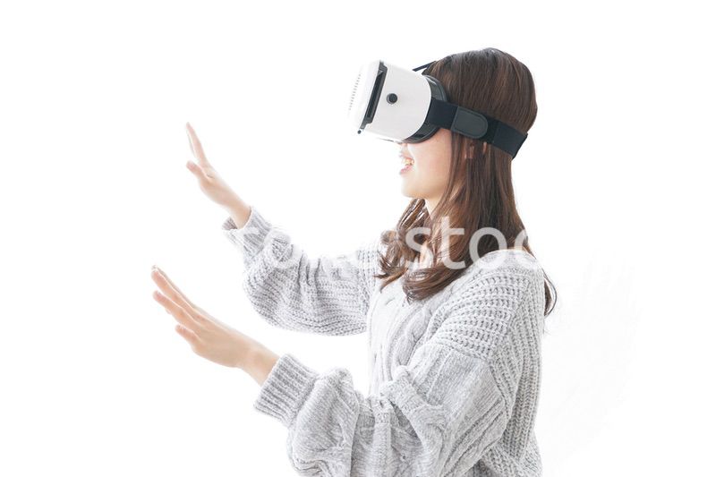 VRの体験をする女性