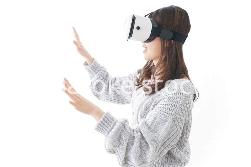 VRの体験をする女性