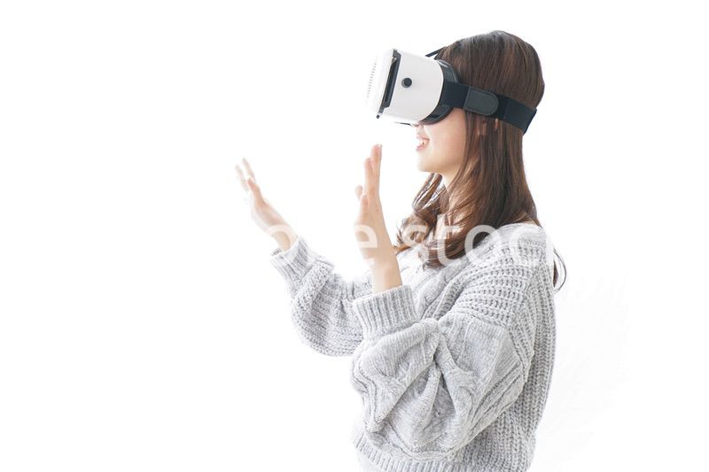 VRの体験をする女性