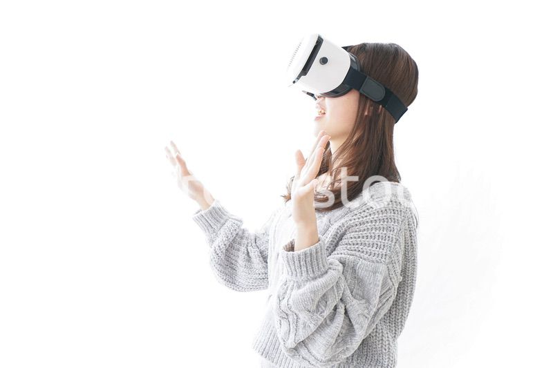 VRの体験をする女性
