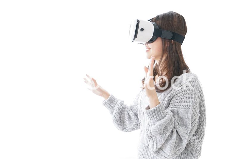 VRの体験をする女性