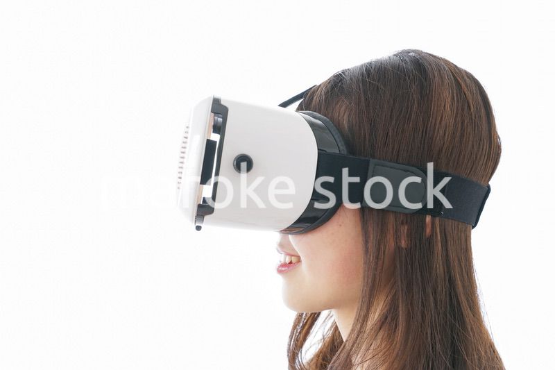 VRの体験をする女性