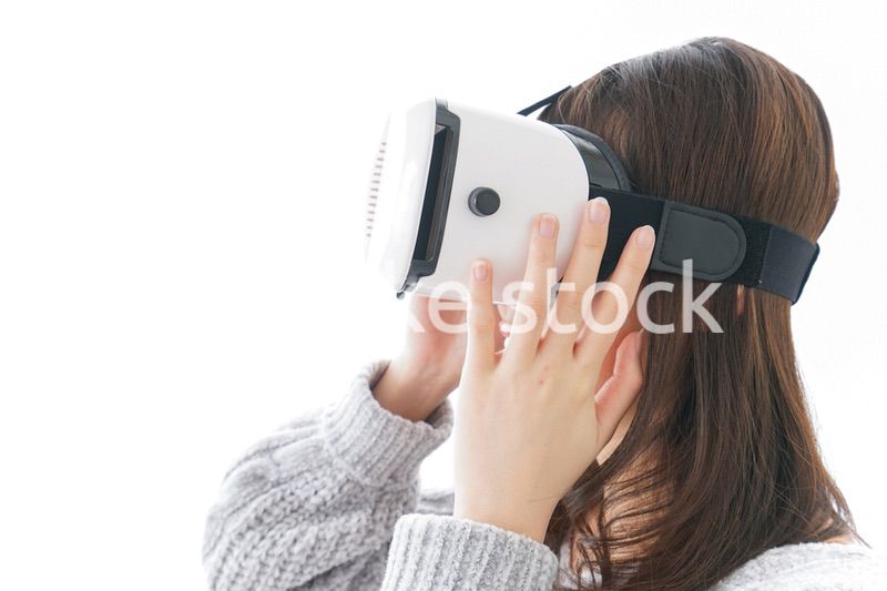 VRの体験をする女性