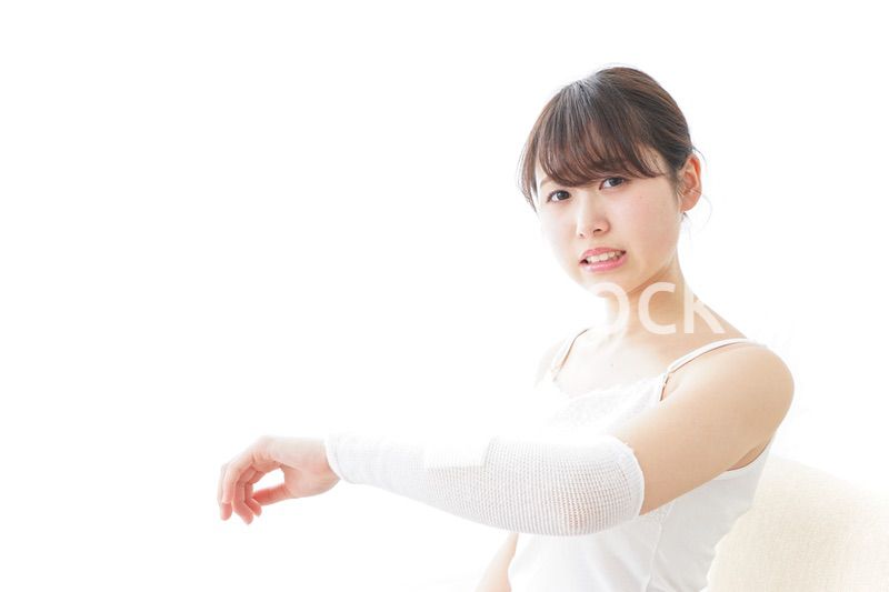 腕のケガをした女性