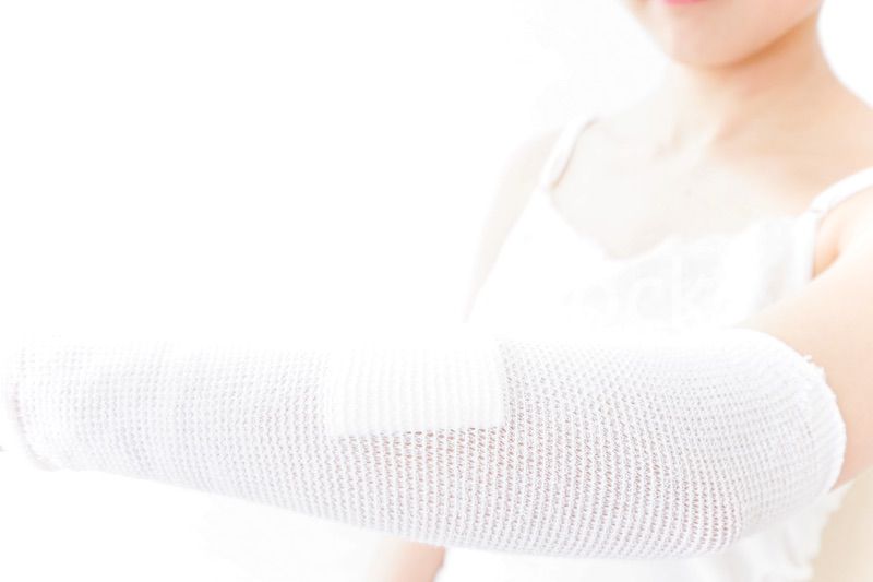腕のケガをした女性