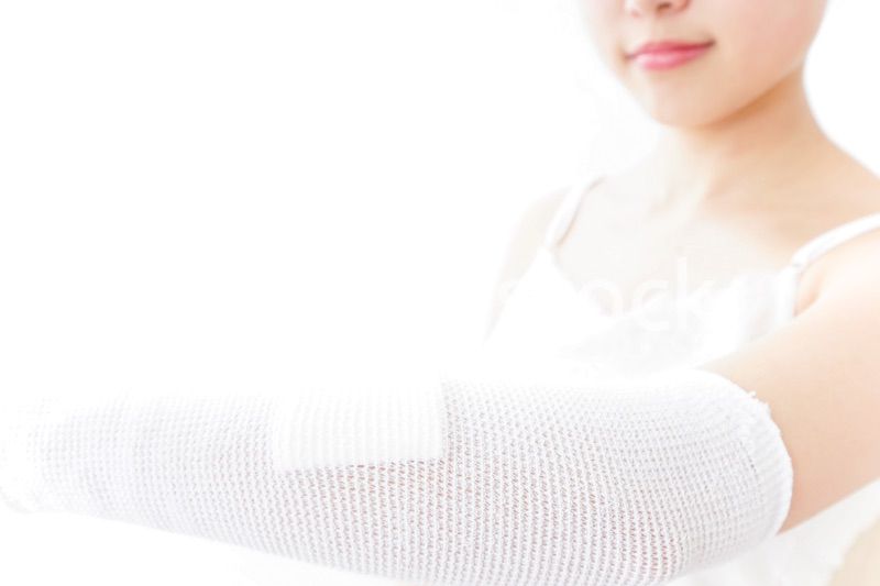 腕のケガをした女性