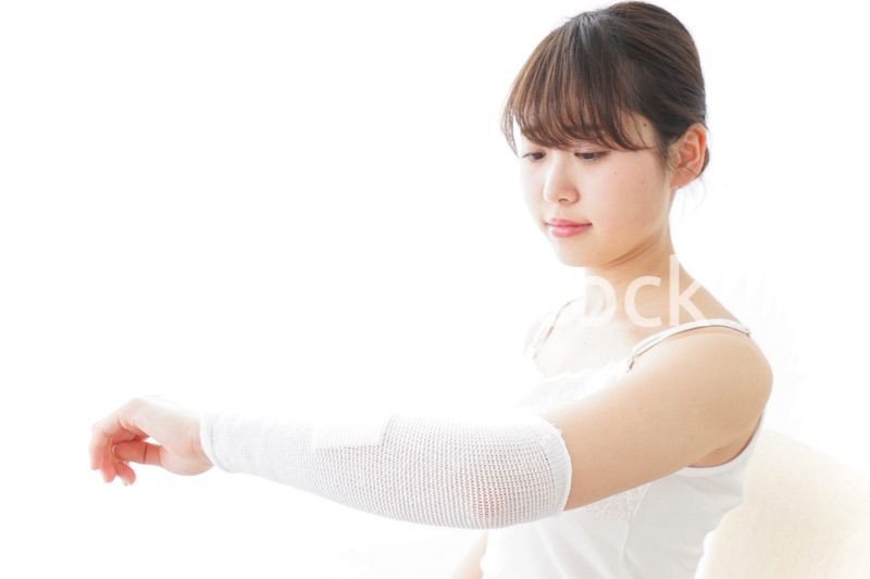 腕のケガをした女性