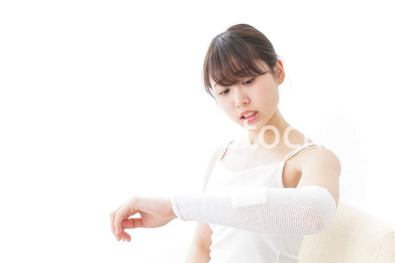 腕のケガをした女性