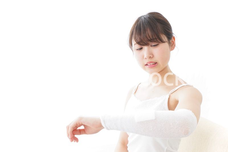 腕のケガをした女性