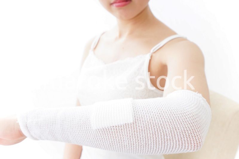 腕のケガをした女性