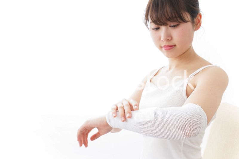 腕のケガをした女性