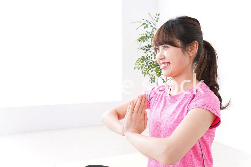 ヨガをする若い女性