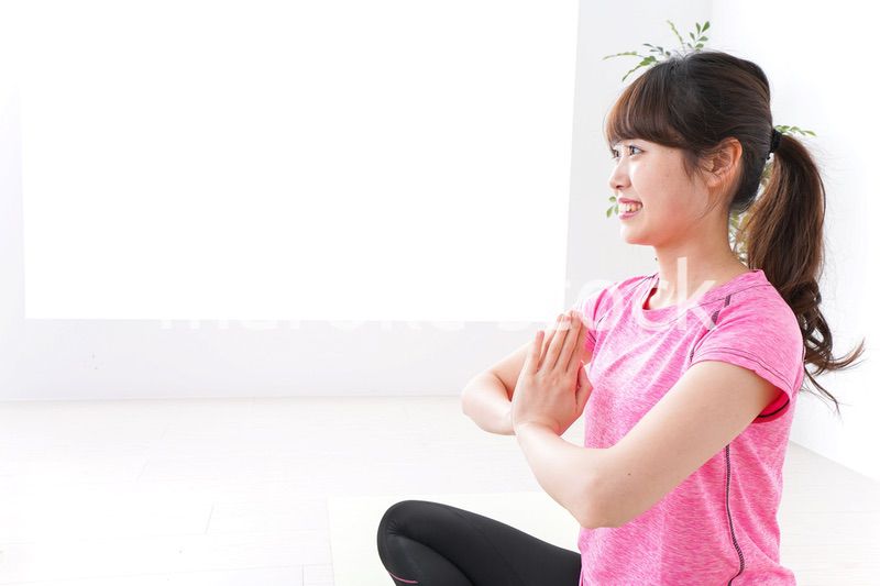 ヨガをする若い女性
