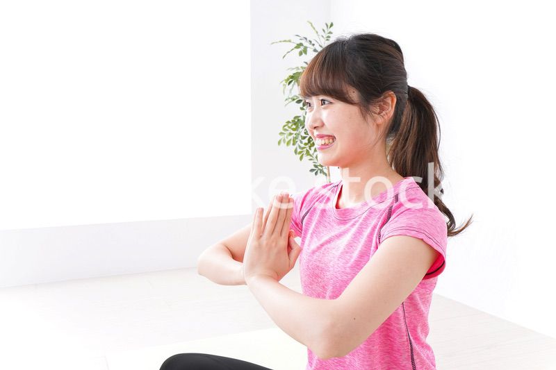 ヨガをする若い女性