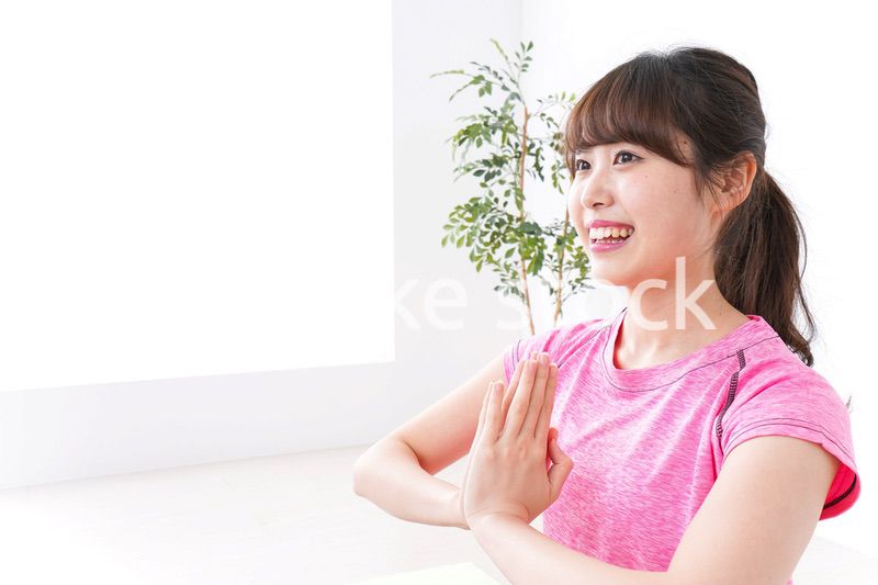 ヨガをする若い女性